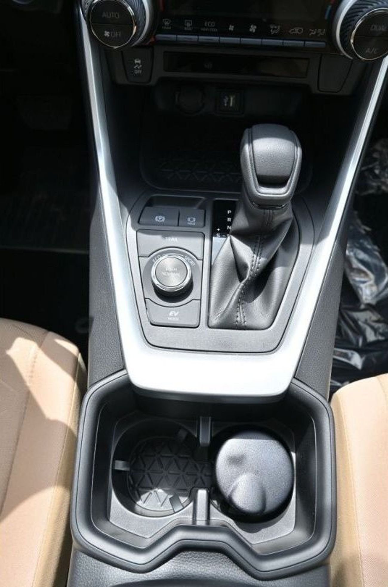 تويوتا راف ٤ تويوتا راف 4 2.5L هايبرد، دفع رباعي، دفع رباعي، 5 أبواب،  مثبت السرعة ، فتحة سقف ، تشغيل دفع ، دي في