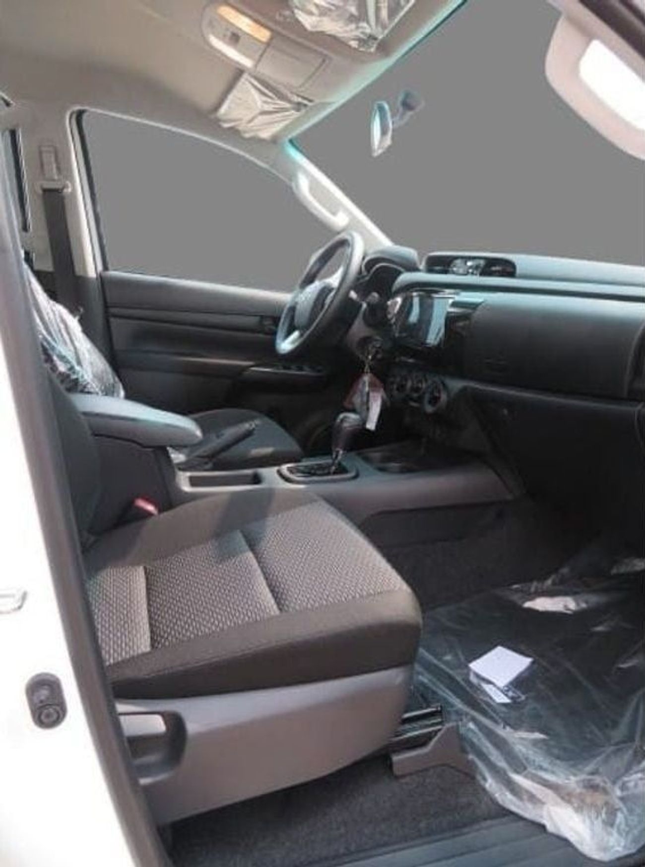 تويوتا هيلوكس GLX 2.4L DIESEL AUTOMATIC 4X4 DOUBLE CABIN