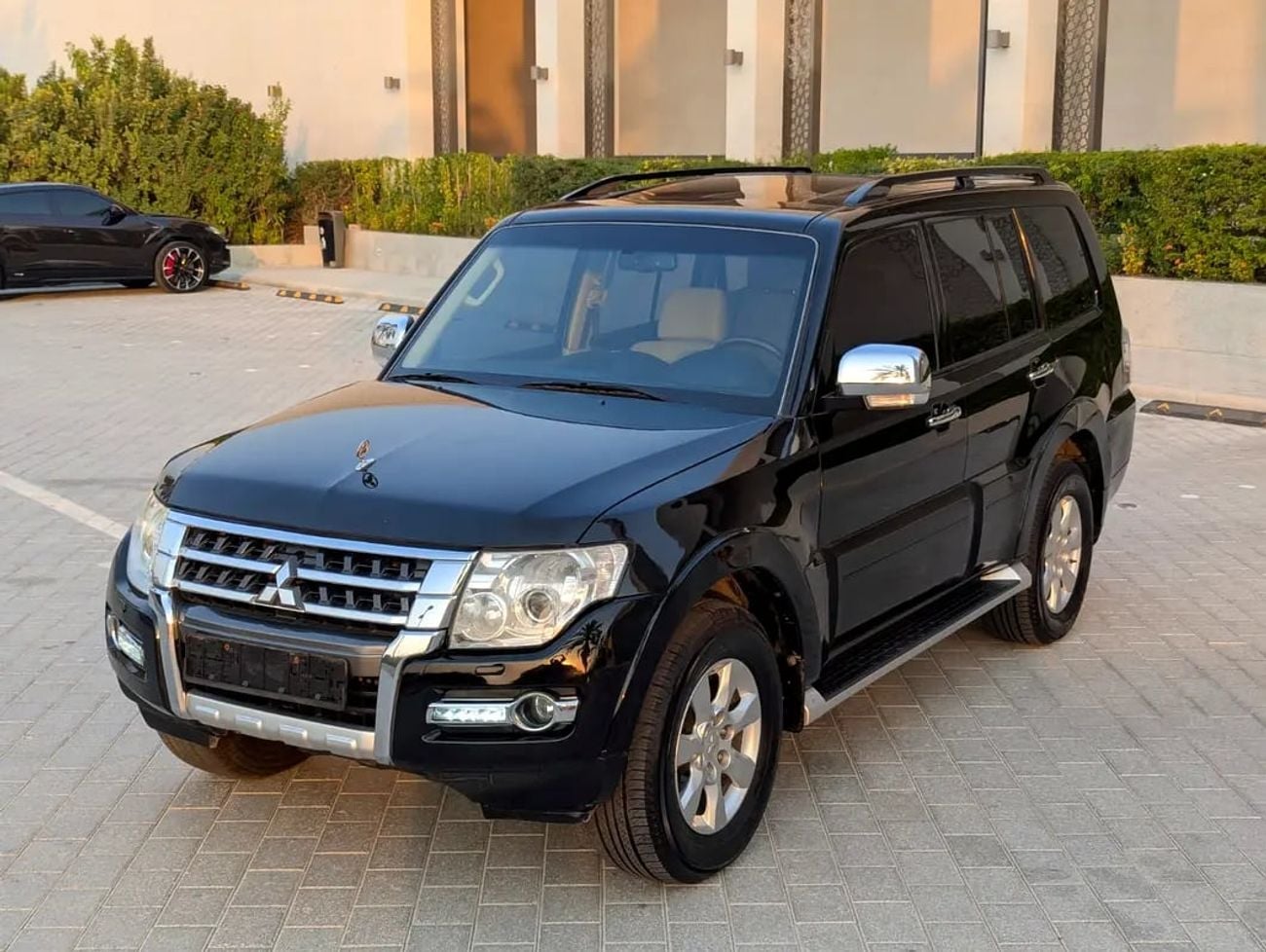 Mitsubishi Pajero GLS MIDLINE GLS Full Option TOP GCC Premium Condition Low KM Family SUV