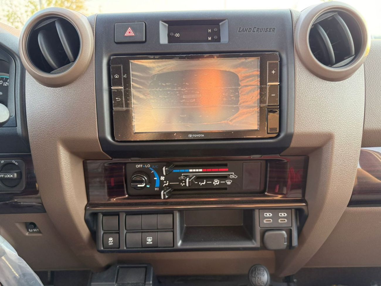 Toyota Land Cruiser 70 TOYOTA LC76 HARDTOP 5 DOORS 4.0L PETROL V6 MID OPTION M/T 2025 MODEL