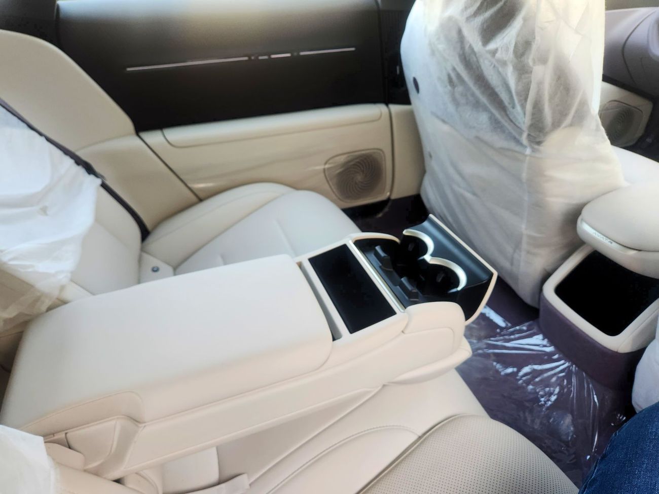 أفاتر 12 Plug in Hybrid- 1300 km total range. 5 seats rear wheel drive