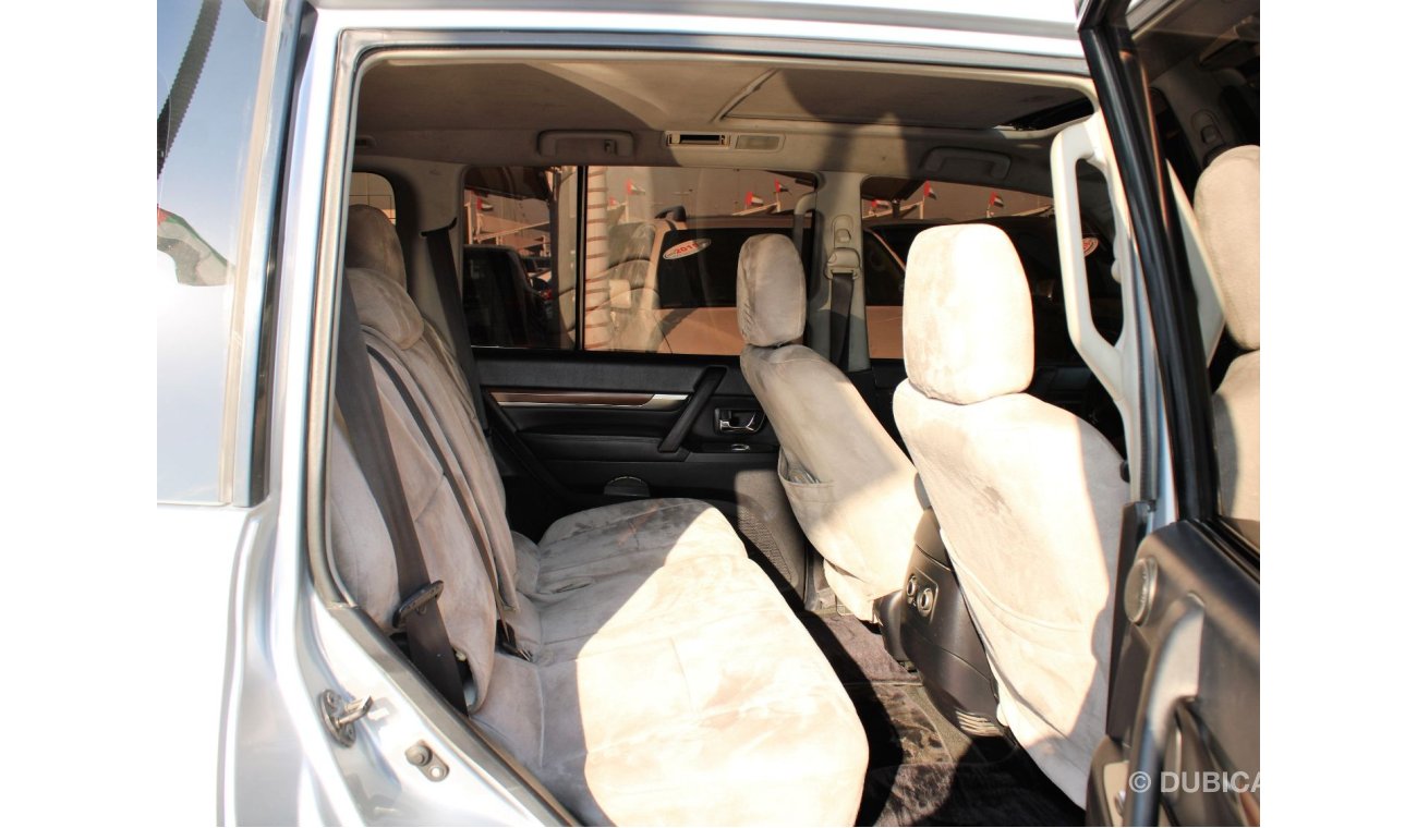 Mitsubishi Pajero ACCIDENTS FREE - FULL OPTION - 3.8 - GCC - CAR IS IN PERFECT CONDITION INSIDE OUT