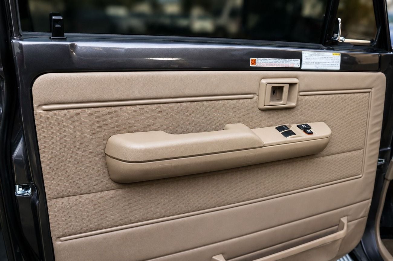 تويوتا لاند كروزر بيك آب LC79 2.8 DIESEL MANUAL بابان