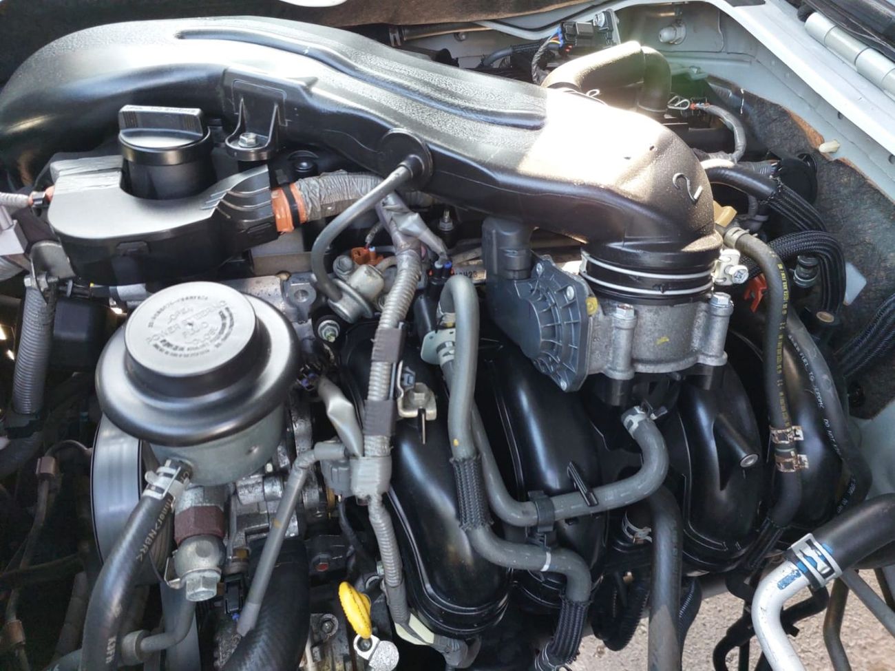 Toyota Hiace TOYOTA HIACE COMMUTER VAN RHD 2016 MODEL 2.7 L PETROL AUTOMATIC(PM10044)