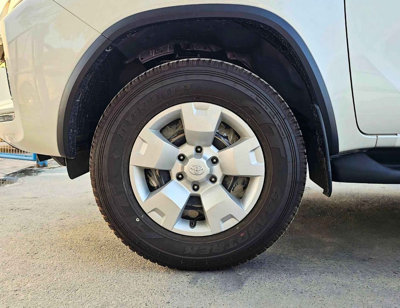 تويوتا فورتونر SR5 / MID OPTION / 2.7L PETROL / AUTO AC / KEY START/ 4WD (CODE # FPE1)