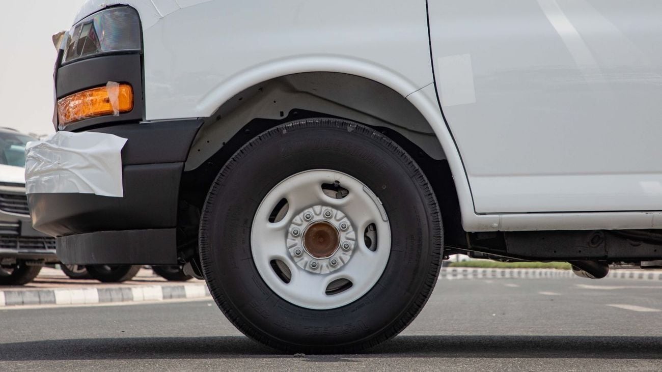 جي أم سي سافانا 2500 Extended Wheelbase 6.6L V8 | Work-Truck Trim | 2025 | GCC