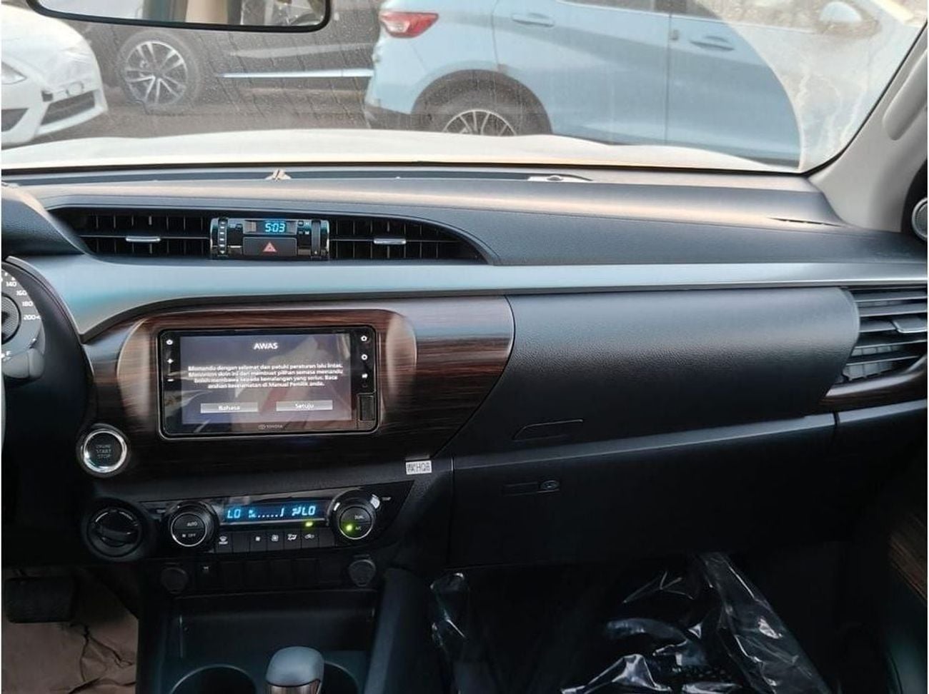 تويوتا هيلوكس SGLX TOYOTA HILUX 2.7 SR5 4x4 DOUBLE CABIN PETROL AUTOMATIC FULL OPTION 2025 MODEL
