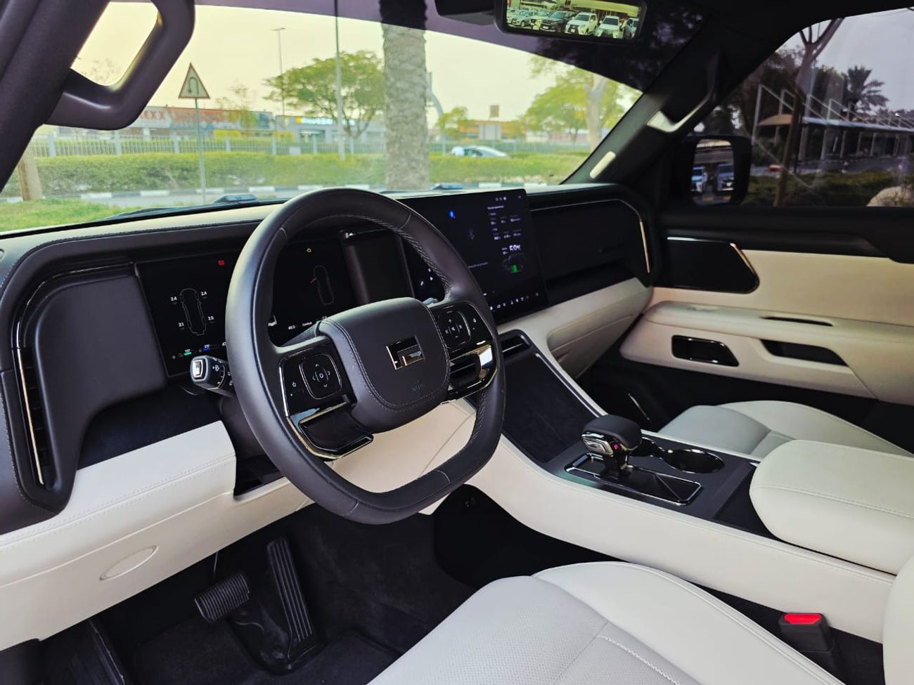 ROX 01 ROX 01 VIP GCC UNDER WARRANTY WITH SERVICE CONTRACT 1.5T 1500CC 18000 KELOMETER 6 SEATS HYBRID