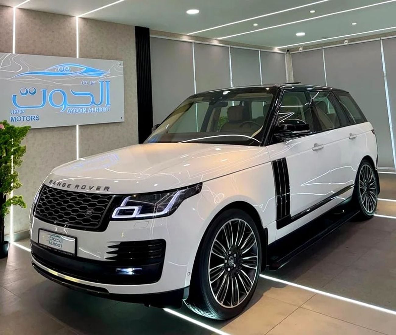 Land Rover Range Rover AUTOBIOGRAPHY KIT RR VOGUE SUPERCHARGED || GCC || FULLY LOADED || SCREENS