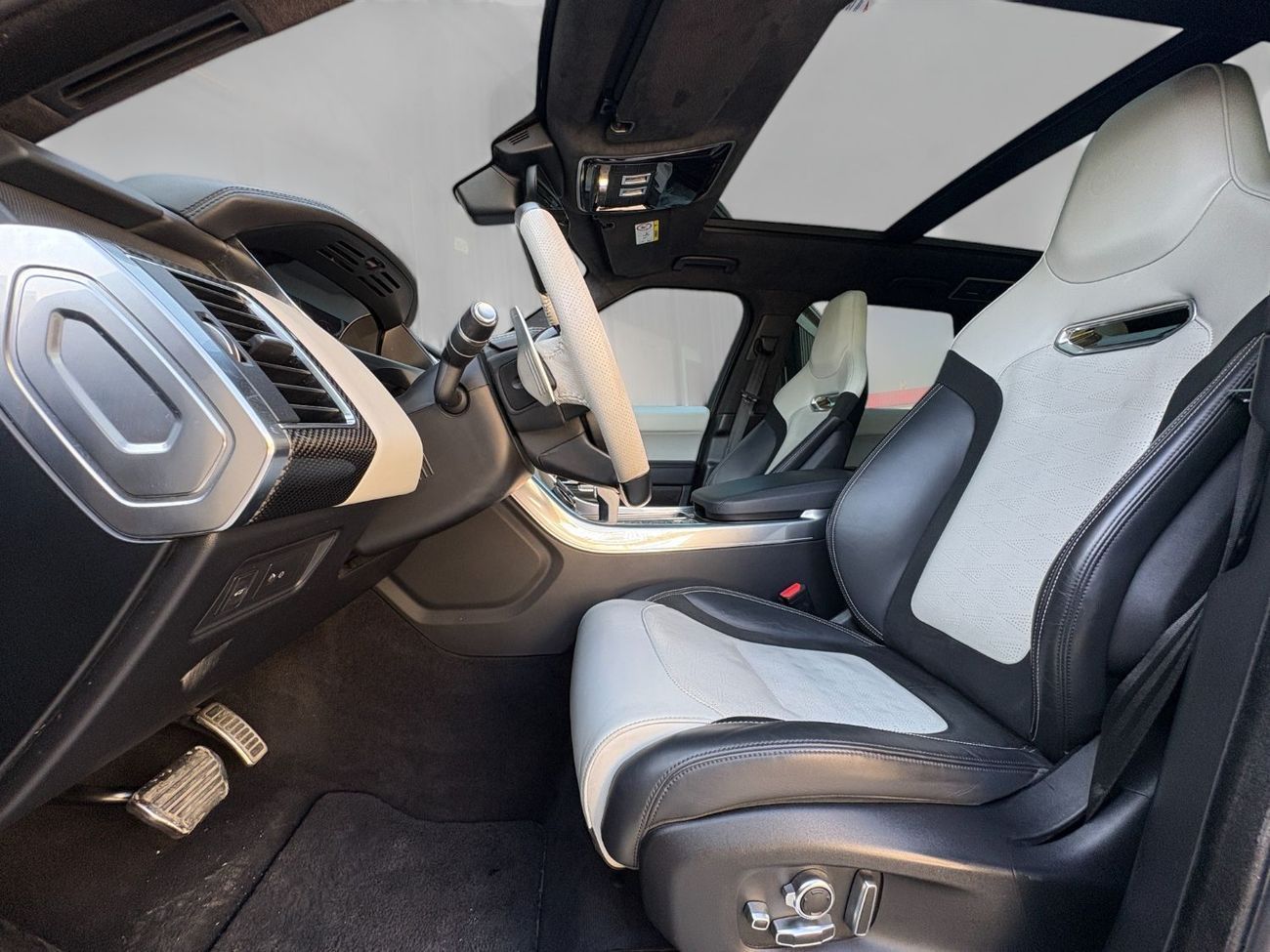 Land Rover Range Rover Sport SVR Carbon Edition 5.0L V8 SC A/T | 2022 | AED 4,000 per month