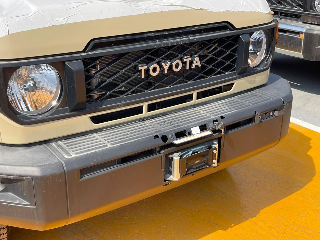 Toyota Land Cruiser Pick Up Toyota LAND CRUISER SC AT PETROL 4.0L WIN-DIFF-COOLBOX