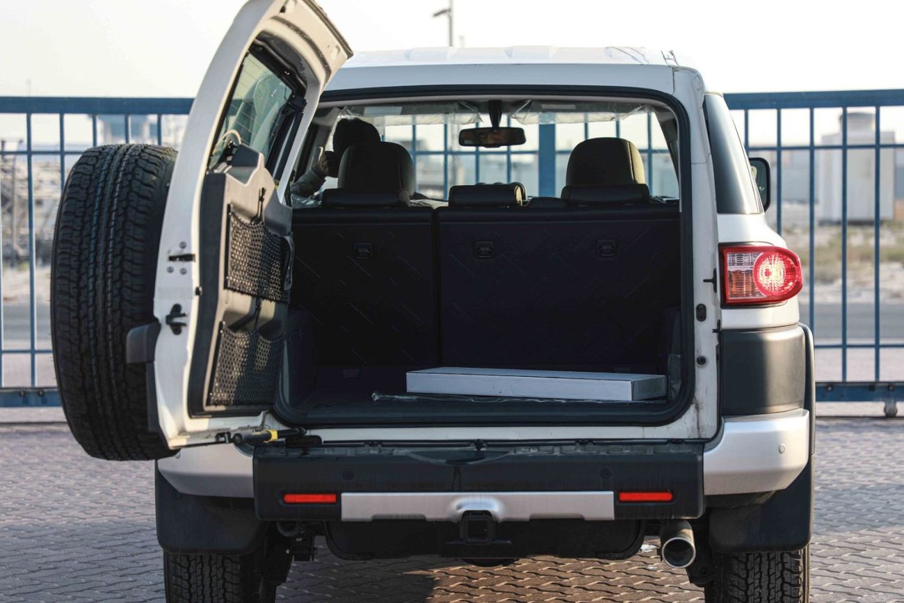 Toyota FJ Cruiser 2023 Toyota FJ Cruiser 4.0 W/0 JBL - White inside Grey | Export Only