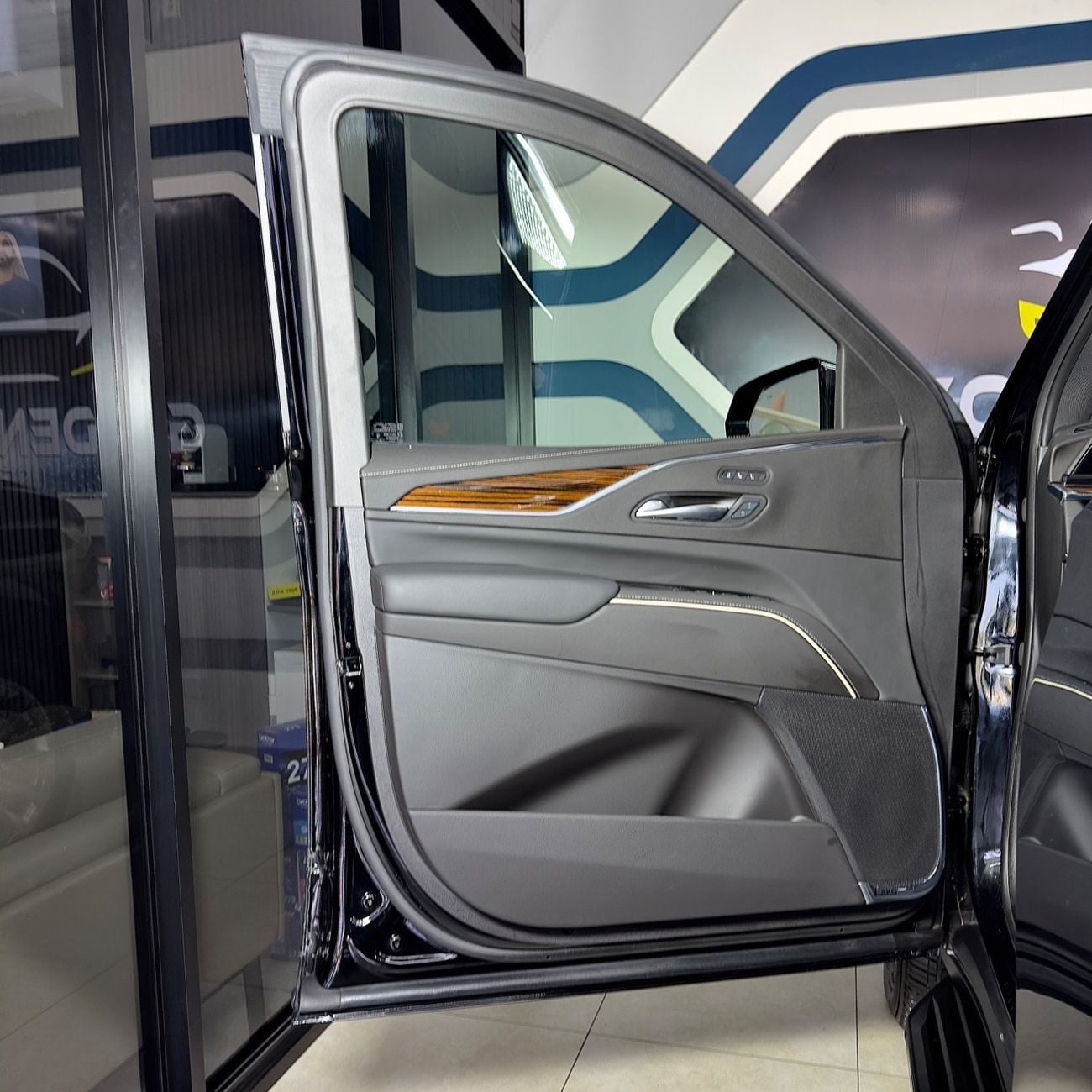 Cadillac Escalade Premium Luxury 6.2L 4WD