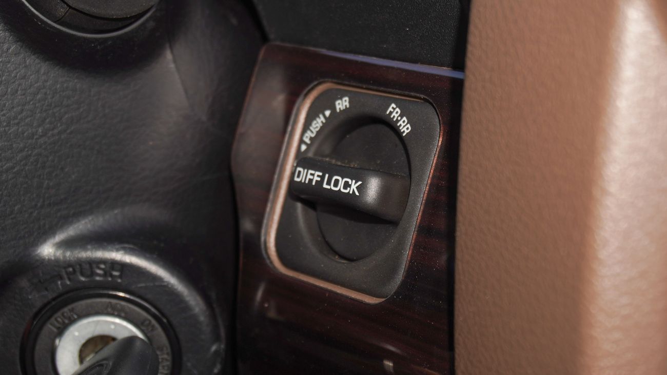 تويوتا لاند كروزر 70 LX 4.0L V6 A/T