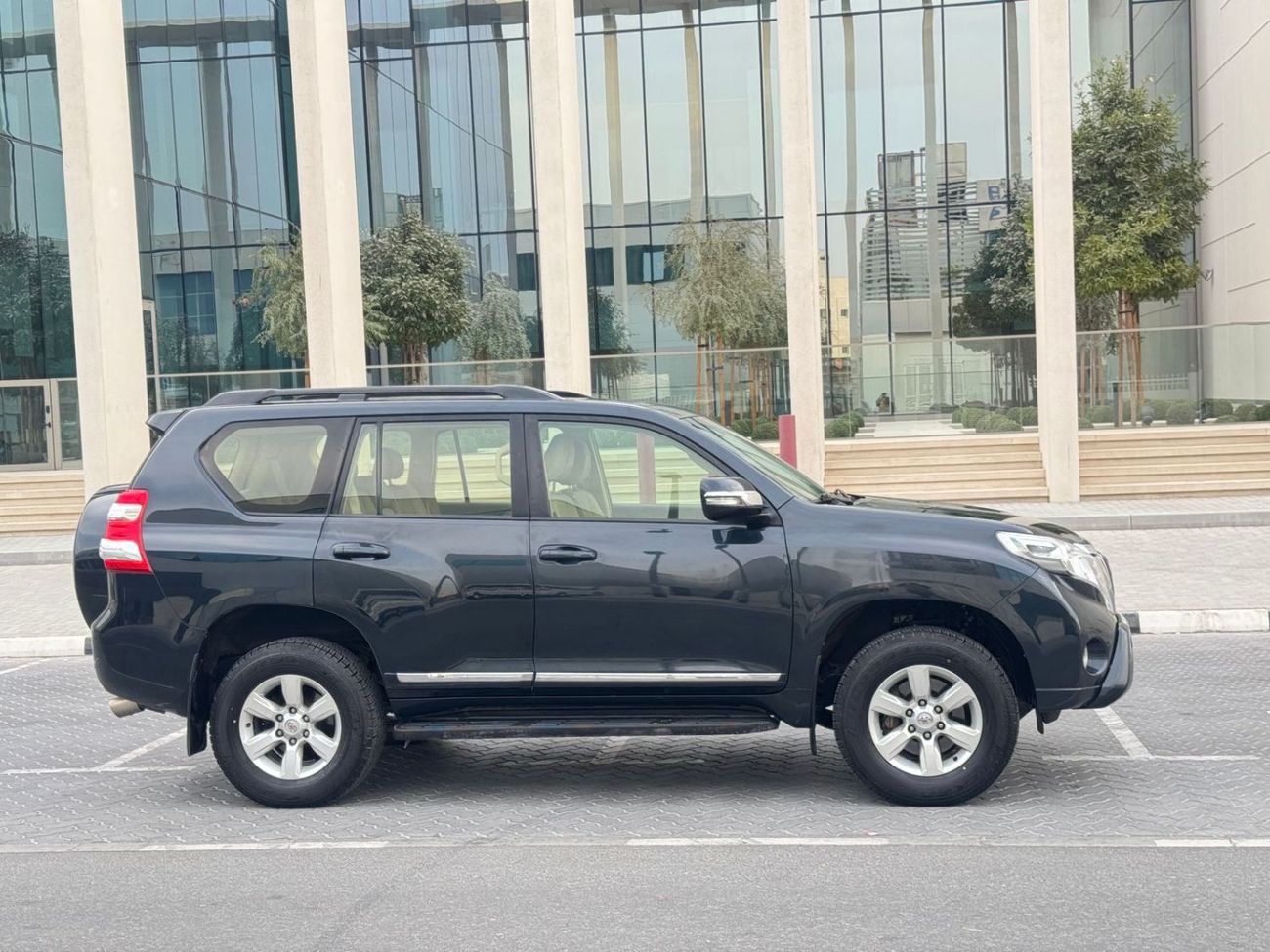 تويوتا برادو VXR 4.0L 4WD LHD-Automatic-Petrol-7 seat-5 doors