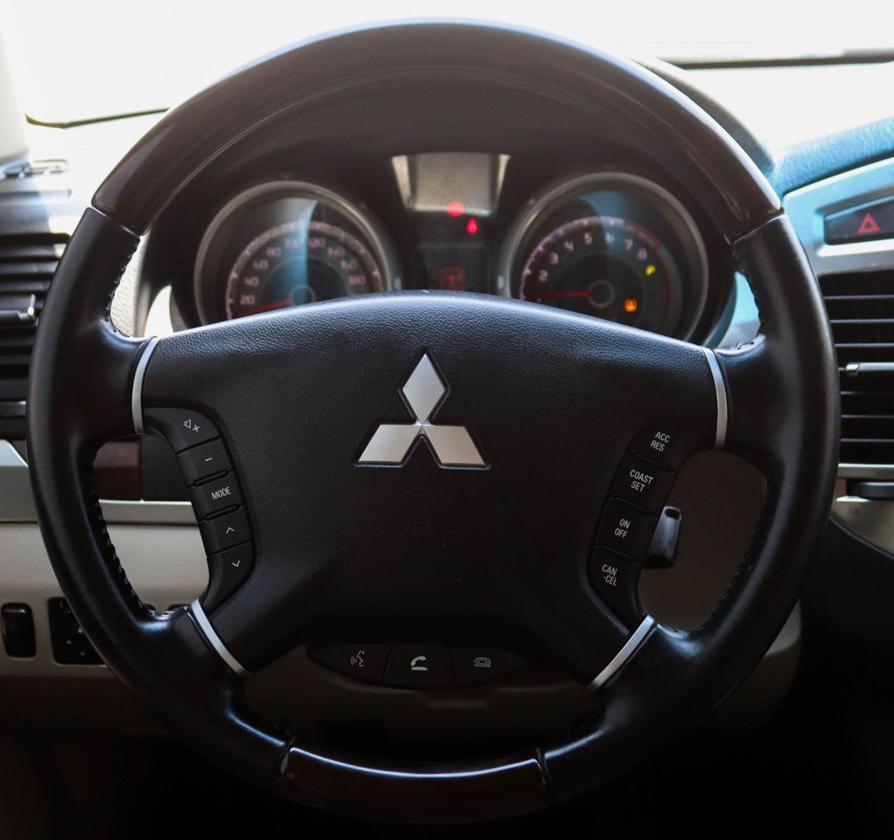 ميتسوبيشي باجيرو GLS Mid 3.8L (274 HP)