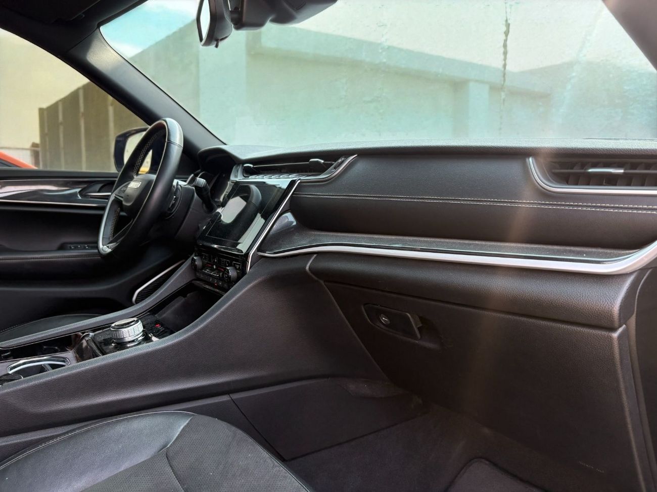 جيب جراند شيروكي Altitude 3.6L 2022 | GCC SPECS | AED 2,580 PER MONTH | Agency Warranty & Valid Service Contract.