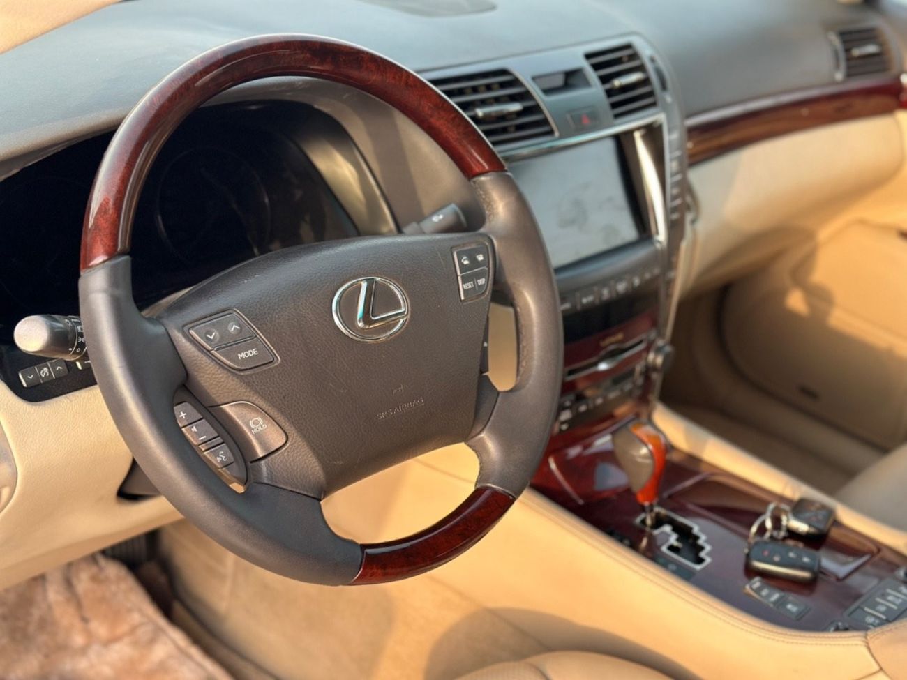 لكزس LS 460 موديل 2009 خليجي فل مواصفات كراسي جلد وفتحه وتحكم كهربي كامل ونظام صوت ممتاز وكاميرا خلفيه