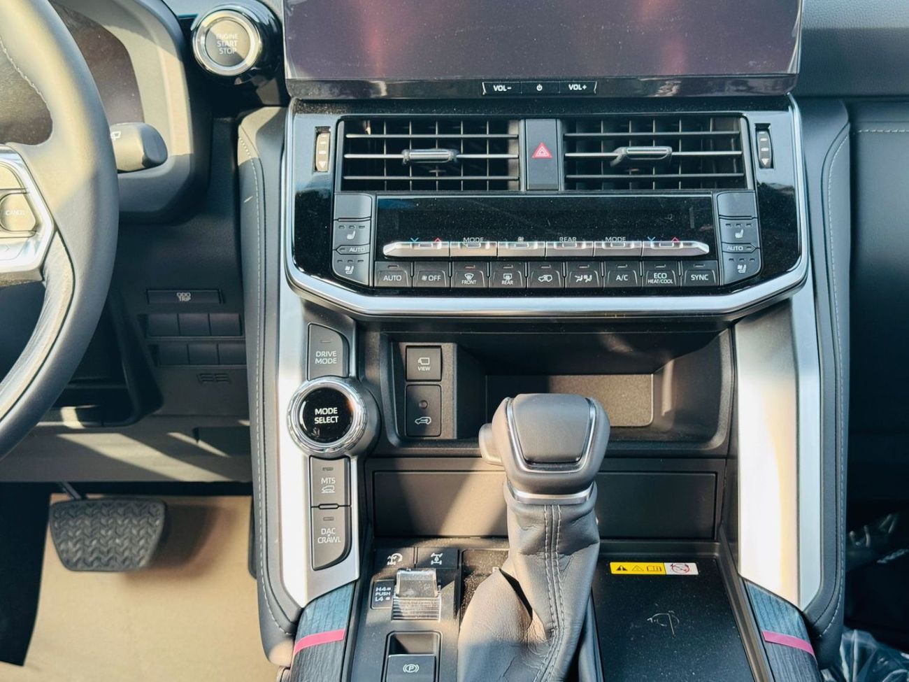 Toyota Land Cruiser LC300 VXR 3.5L TWIN TURBO F/O A/T BLACK INSIDE RED 2025