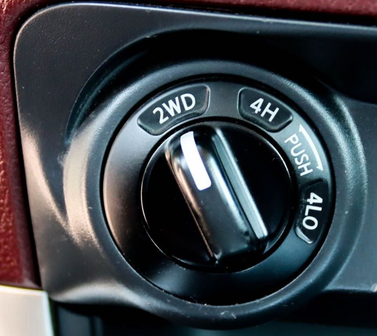 Nissan Navara Std 2.5L 4WD M/T Nissan Navara 4WD 2019 GCC Original Paint accident-free in excellent condition 1046