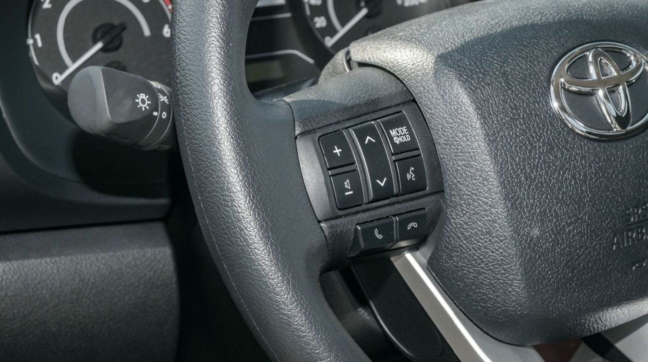 Toyota Hilux ECT0094 - Toyota Hilux SCab DLX - 2.4L Dsl Mt 4wd - White/Red