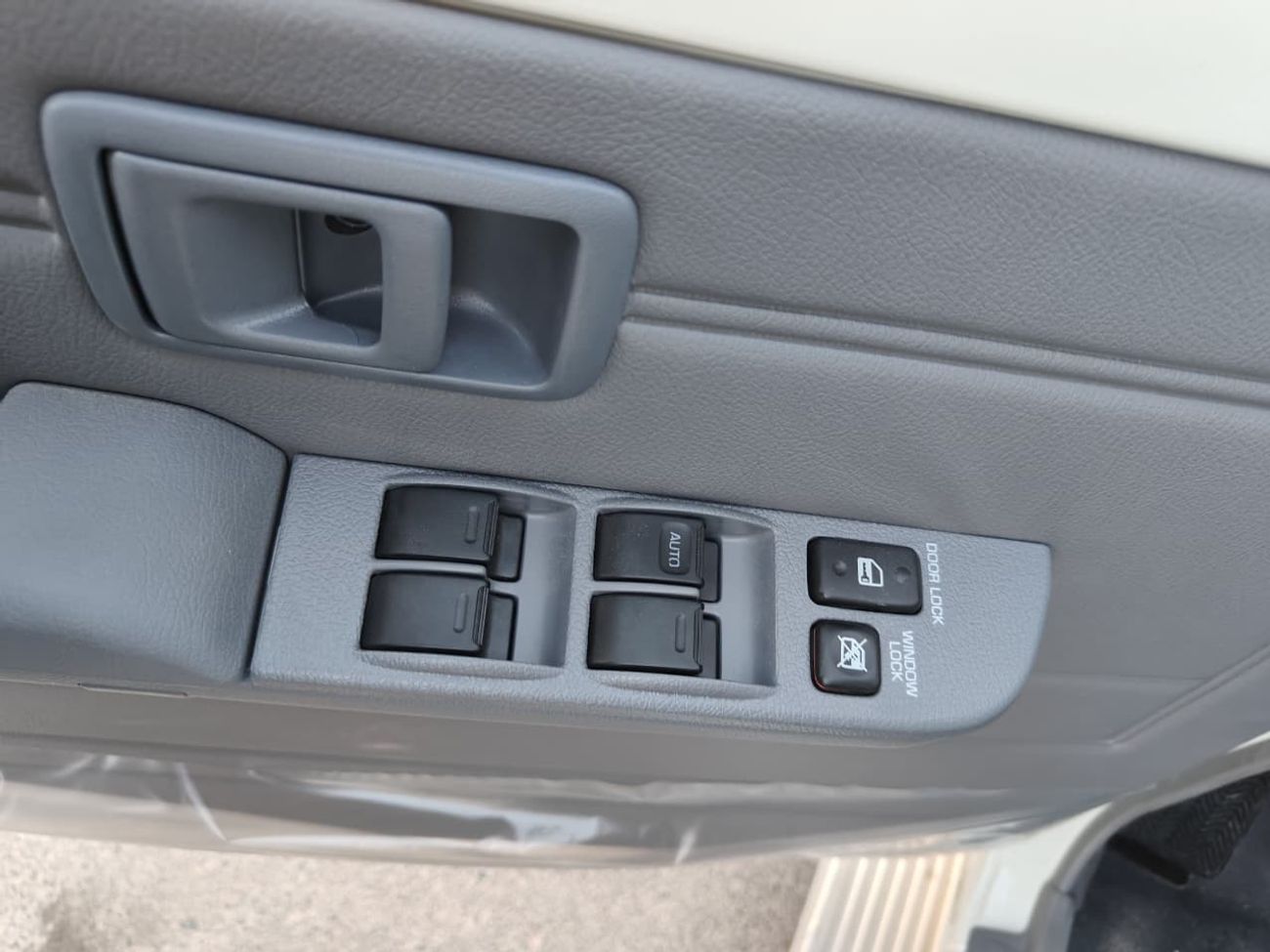 Toyota Land Cruiser 70 2025 Toyota Land Cruiser LC76 5-Door Hardtop without Diff-Lock 4.2L 6-Cyl Diesel M/T Export Only