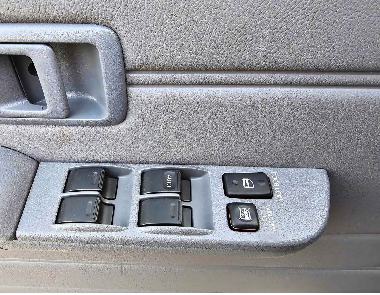 تويوتا لاند كروزر 70 LC76 / V6 / 4.2L DIESEL / M/T / POWER WINDOWS WITH LEATHER/ 4WD (CODE # 68037)