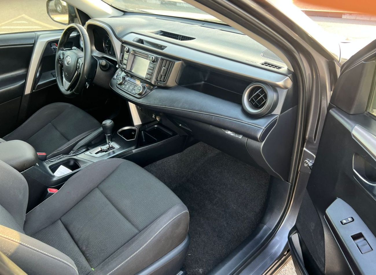 Toyota RAV4 2017 Toyota RAV4 XLE – 2.5L – Sunroof – Push Start – Rear Camera – Power Trunk