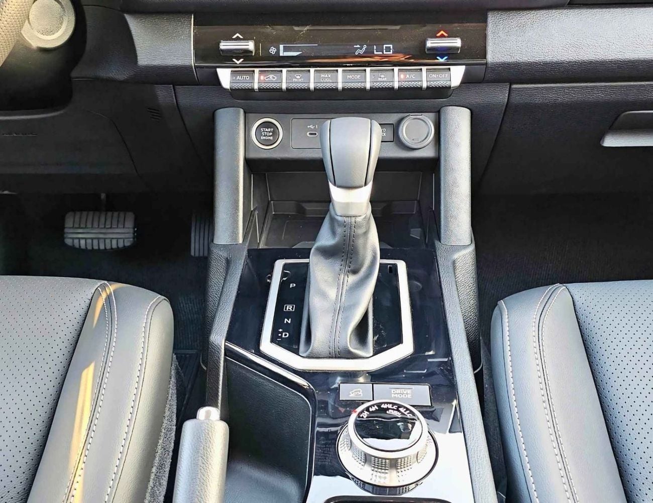 Mitsubishi L200 SPORTERO || 2.4L DIESEL V4 A/T / PUSH START / LEATHER WITH DRIVER PWR SEAT / REAR CAMERA (CODE # SPT