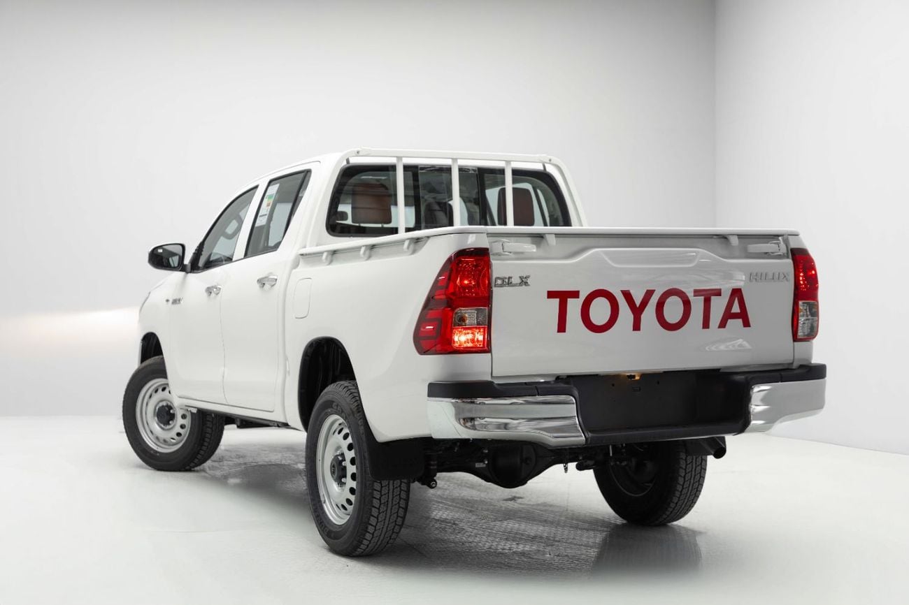 تويوتا هيلوكس DLX 2.4L - Super White Inside Maroon | Export Only