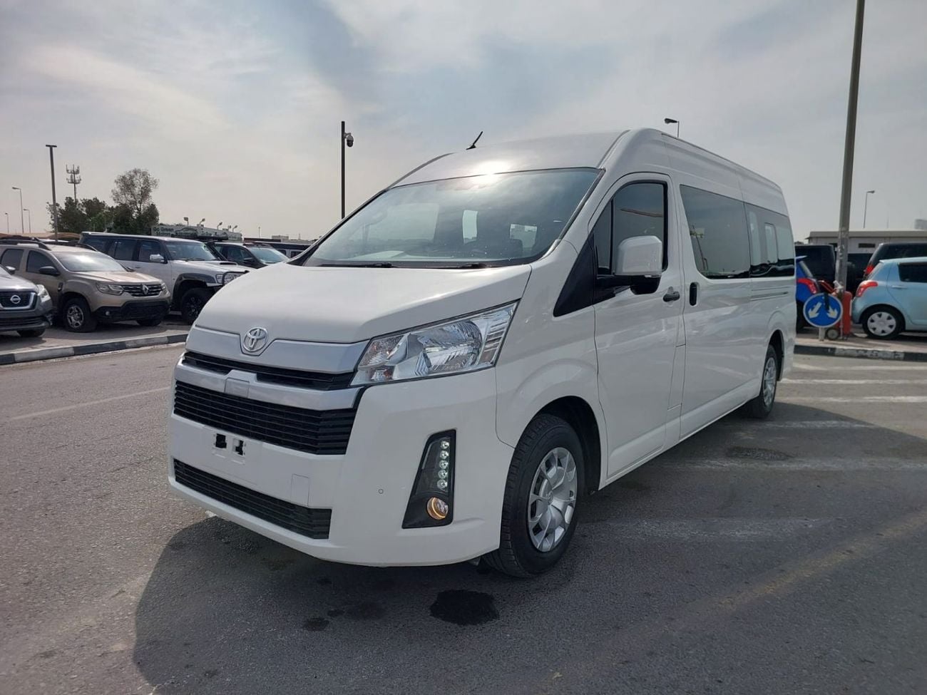 Toyota Hiace (RAMADAN OFFER) TOYOTA HIACE COMMUTER VAN RHD 2020 MODEL 2.8 L DIESEL AUTOMATIC(PM04978)