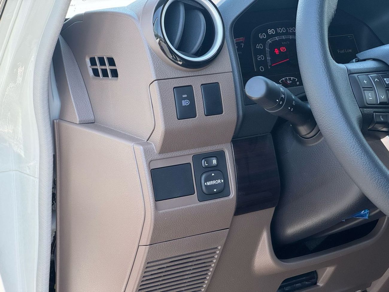 تويوتا لاند كروزر 70 2025 TOYOTA LAND CRUISER LC76 HARD TOP, 4L, PETROL, A/T, 4WD, WHITE/BEIGE