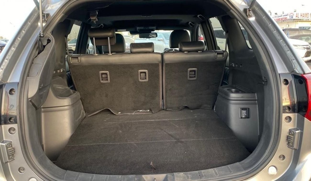 ميتسوبيشي آوتلاندر PHEV 2.4 Liter Right Hand Drive Automatic Sunroof Leather seats