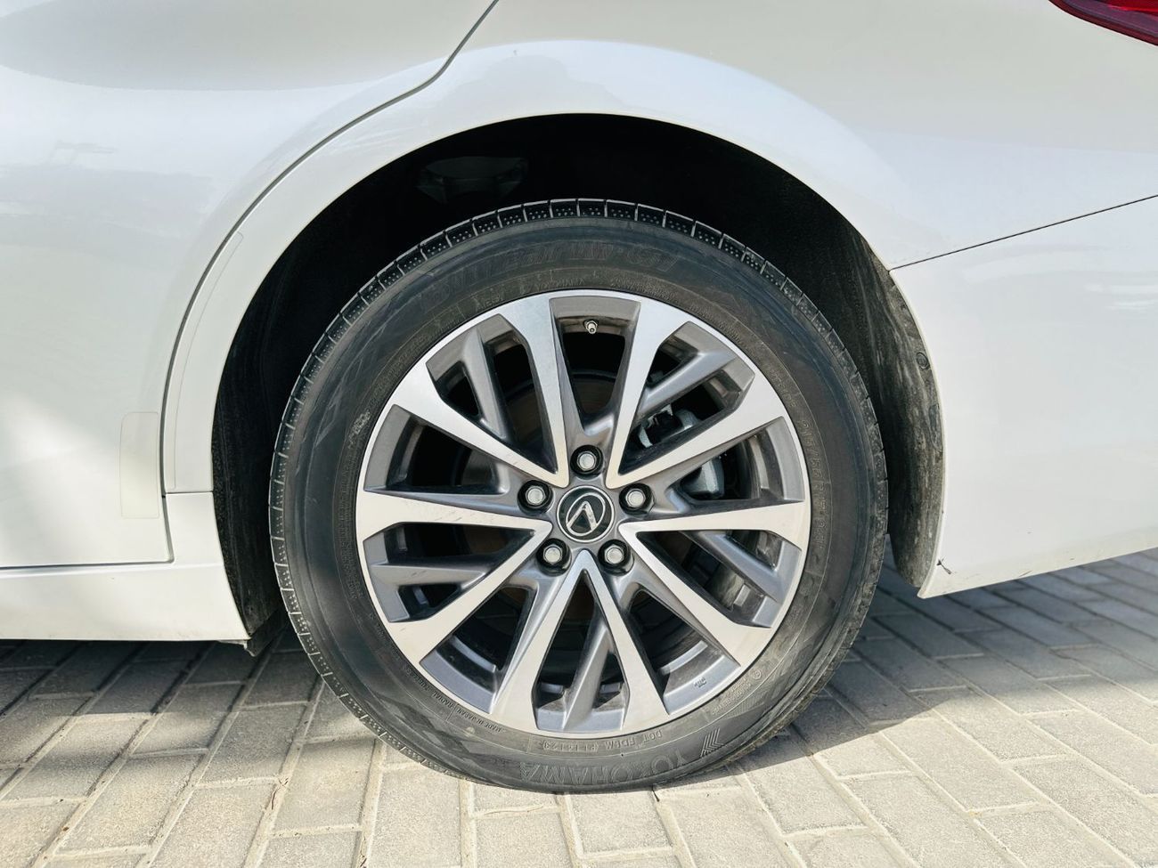 Lexus ES300h 2023 Lexus ES 300H - White inside Brown