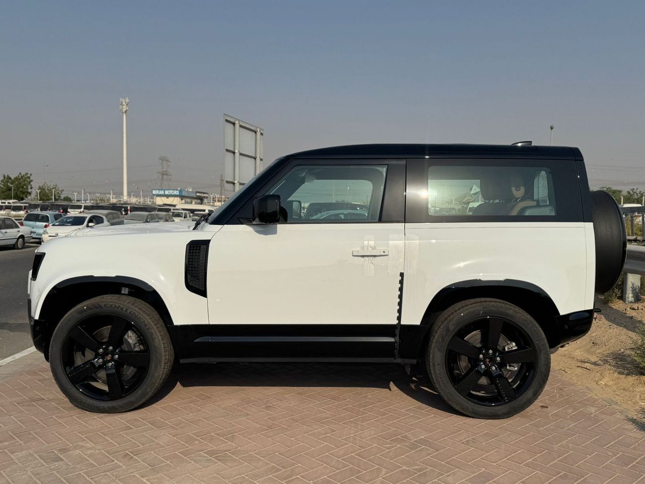 Land Rover Defender P400 90 SE 3.0L (5 Seater)