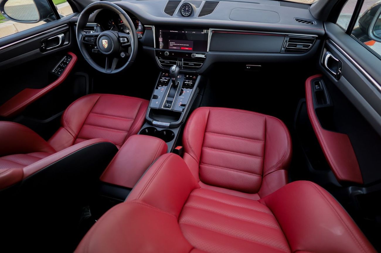 Porsche Macan Porsche Macan T 2023 GCC under Agency Warranty with Flexible Down-Payment/ Flood Free.