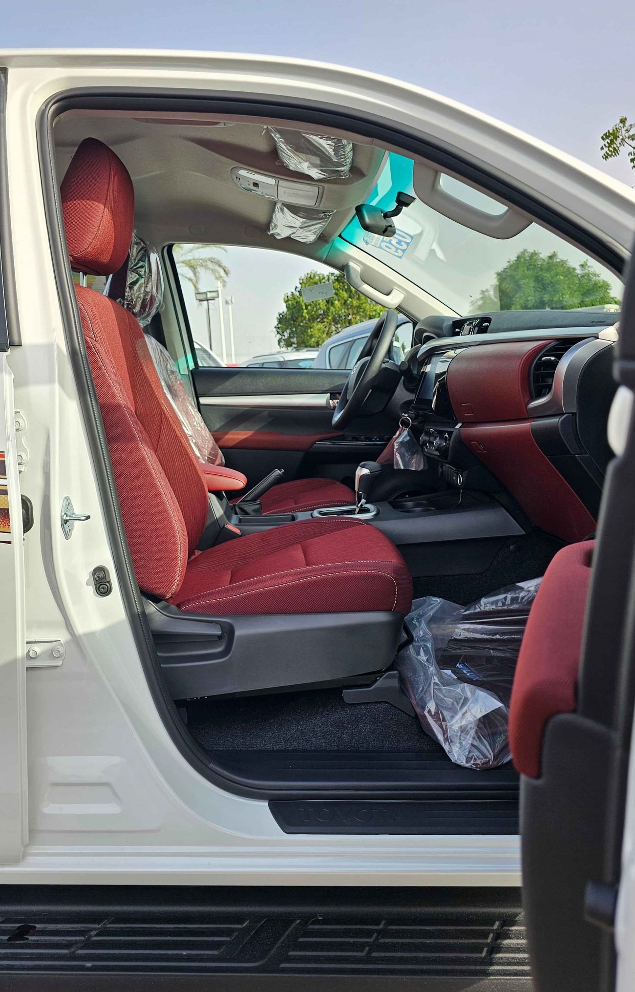 Toyota Hilux A/T, 2.7L PETROL, DVD + CAMERA, AUTO A/C, 4WD (CODE # HPDWAM2)