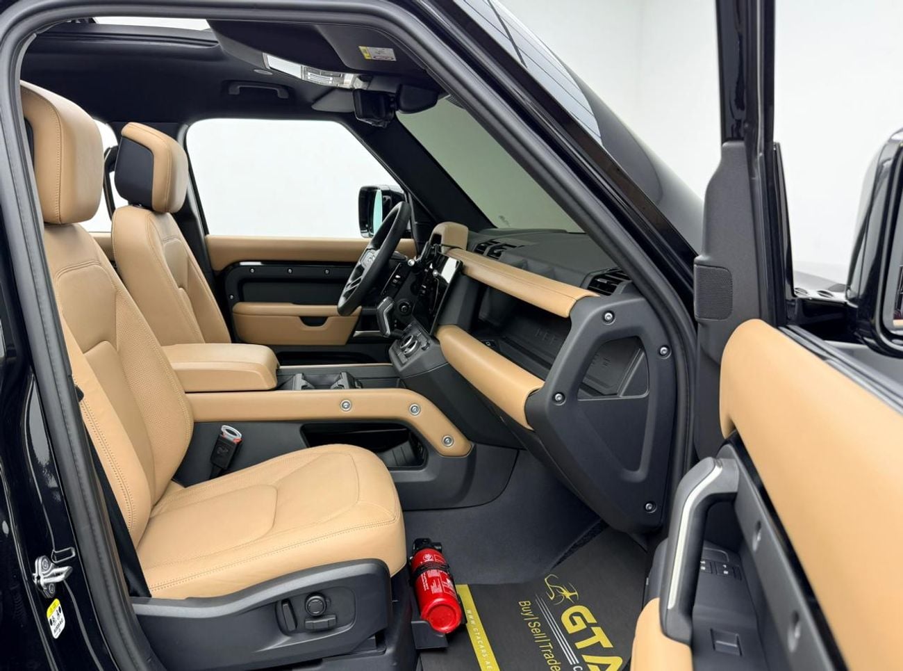 لاند روفر ديفندر 2026 Land Rover Defender 110 P525 V8, 5 Years LR Warranty + Service Pack, Fully Loaded, GCC