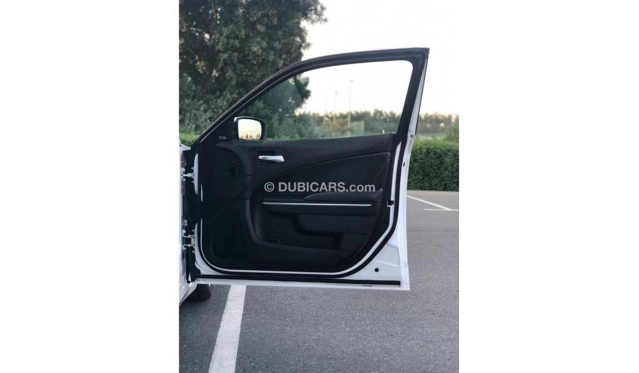 دودج تشارجر R/T رود تراك موديل 2016 السياره حاله ممتازه من الداخل والخارج كراسي جلد ومثبت سرعه وتحكم كهربي كامل 