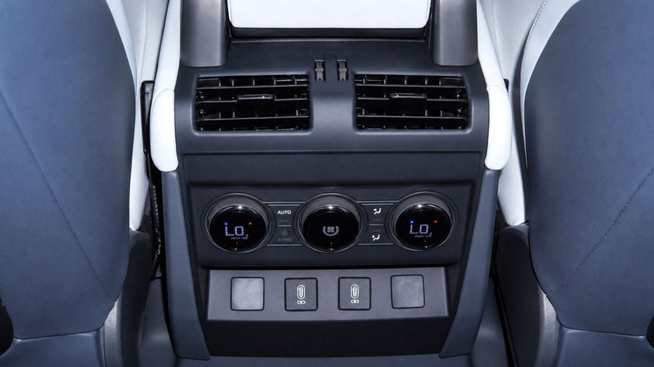 Land Rover Defender 110 OCTA  P635 | Sargasso Blue | Light Cloud/Lunar | 635 HP