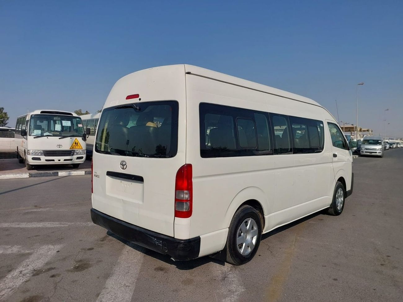 Toyota Hiace (RAMADAN OFFER) TOYOTA HIACE COMMUTER VAN RHD 2018 MODEL 2.5 L DIESEL MANUAL(PM73780)