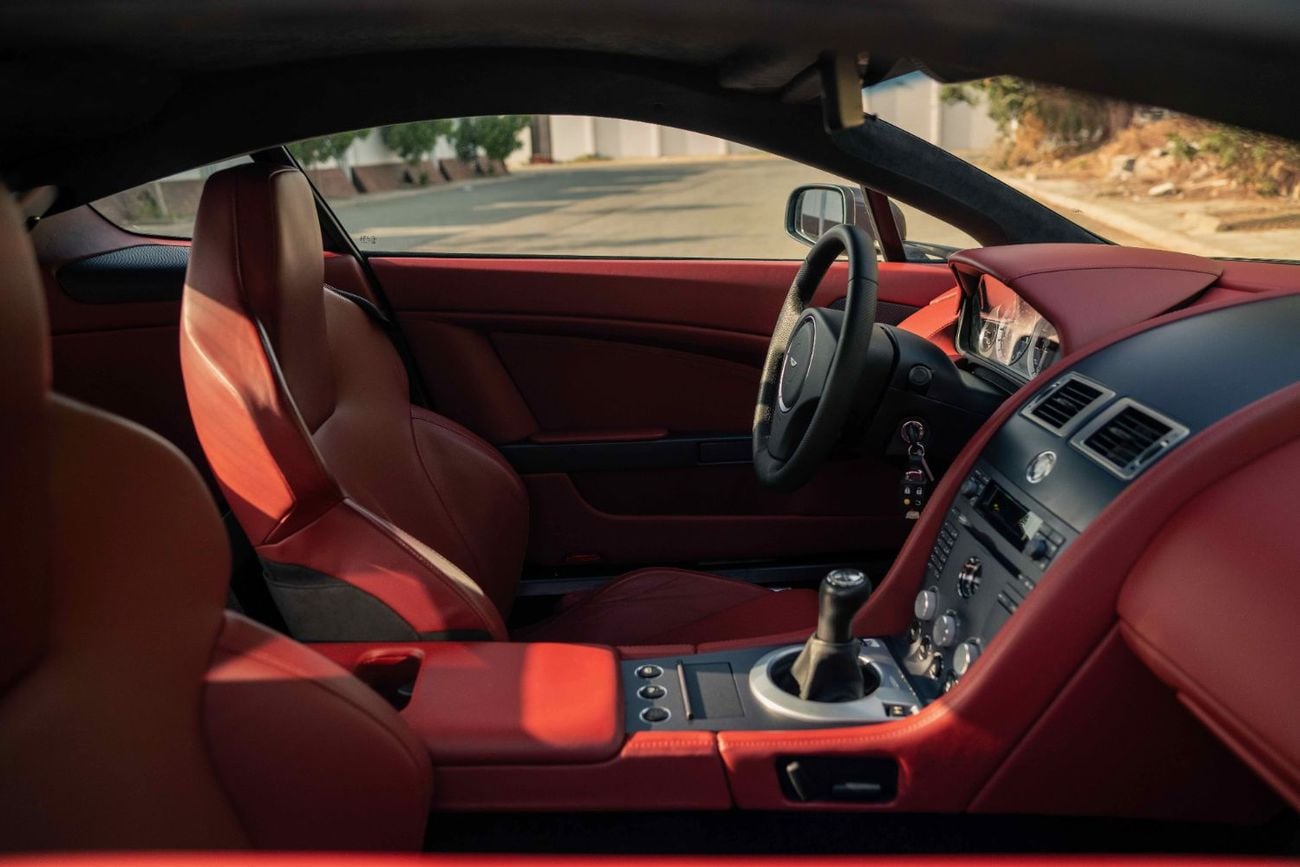 أستون مارتن فانتيج V8 Vantage Manual