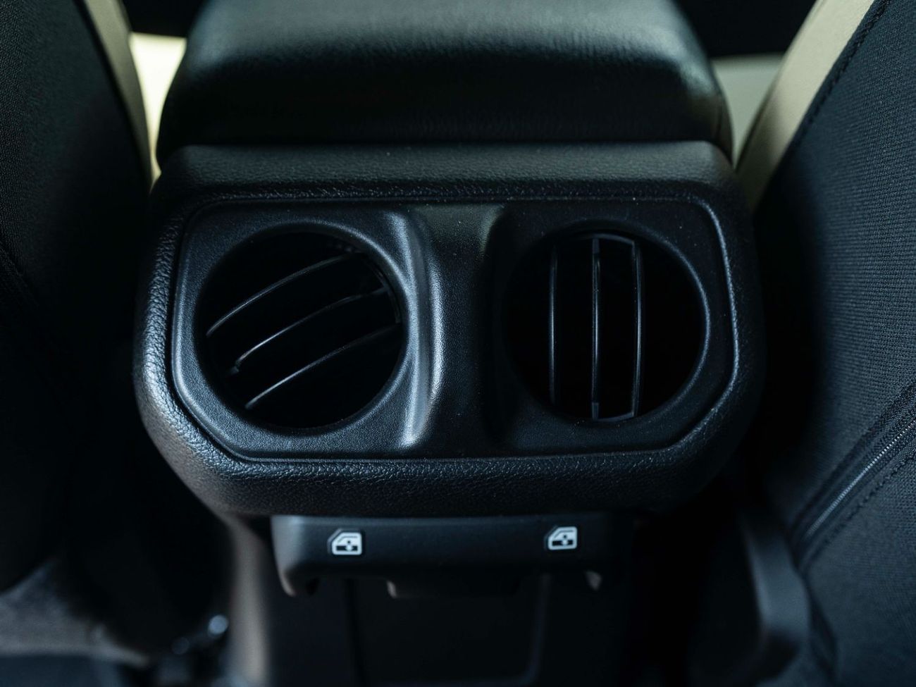 جيب جلادياتور AED 2,516 PM • GLADIATOR SPORT • ONLY 43,000 KM • OFFICIAL JEEP WARRANTY UNTIL 2027