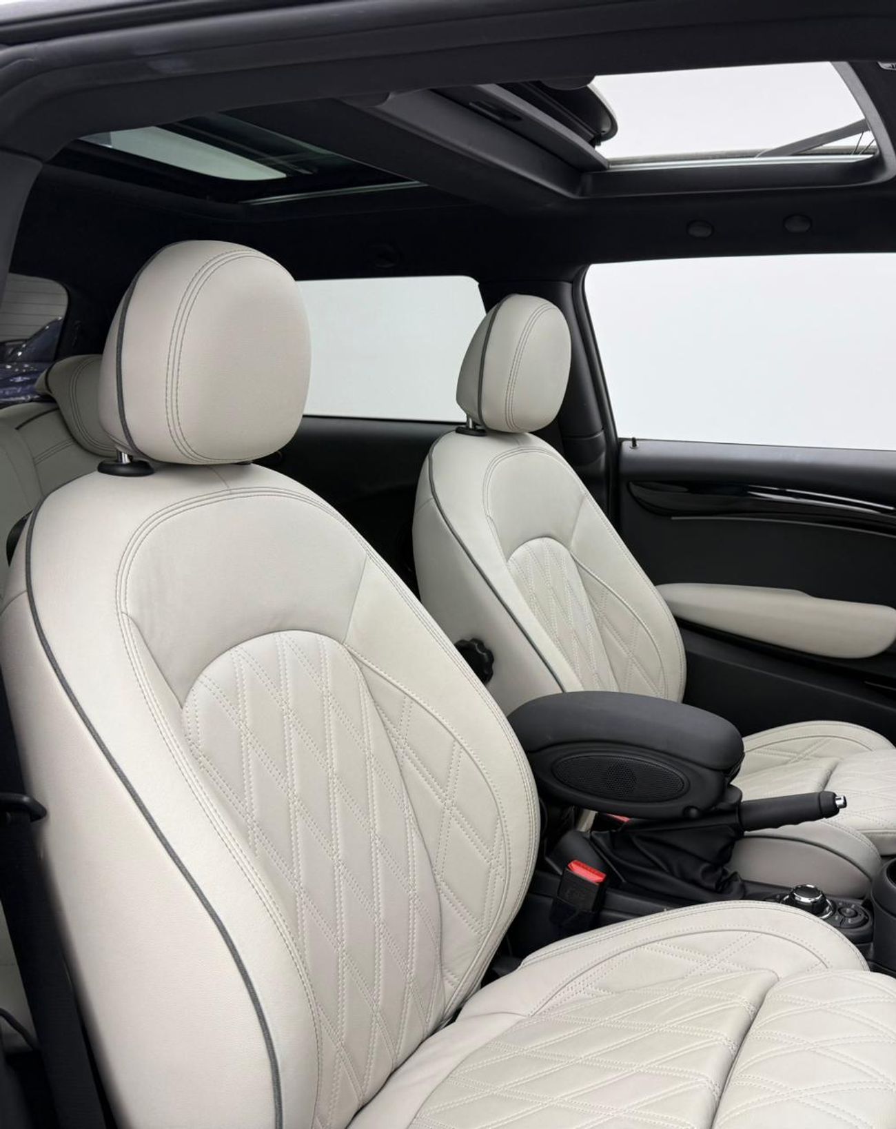 ميني كوبر S 2.0L (4 Seater) 2023 MINI Cooper S, Warranty, 2026 MINI Service Pack, Very Low Km, Fully Loaded, G