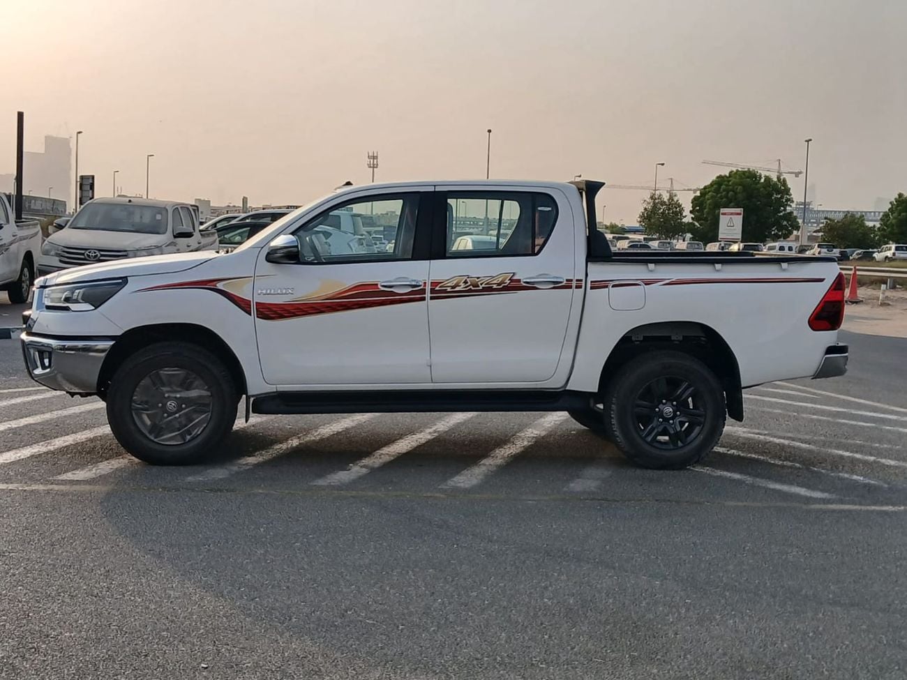 تويوتا هيلوكس SR5 (NON GCC) 2.4 Turbo Diesel -Bahrain Specifications 0KM Export Only