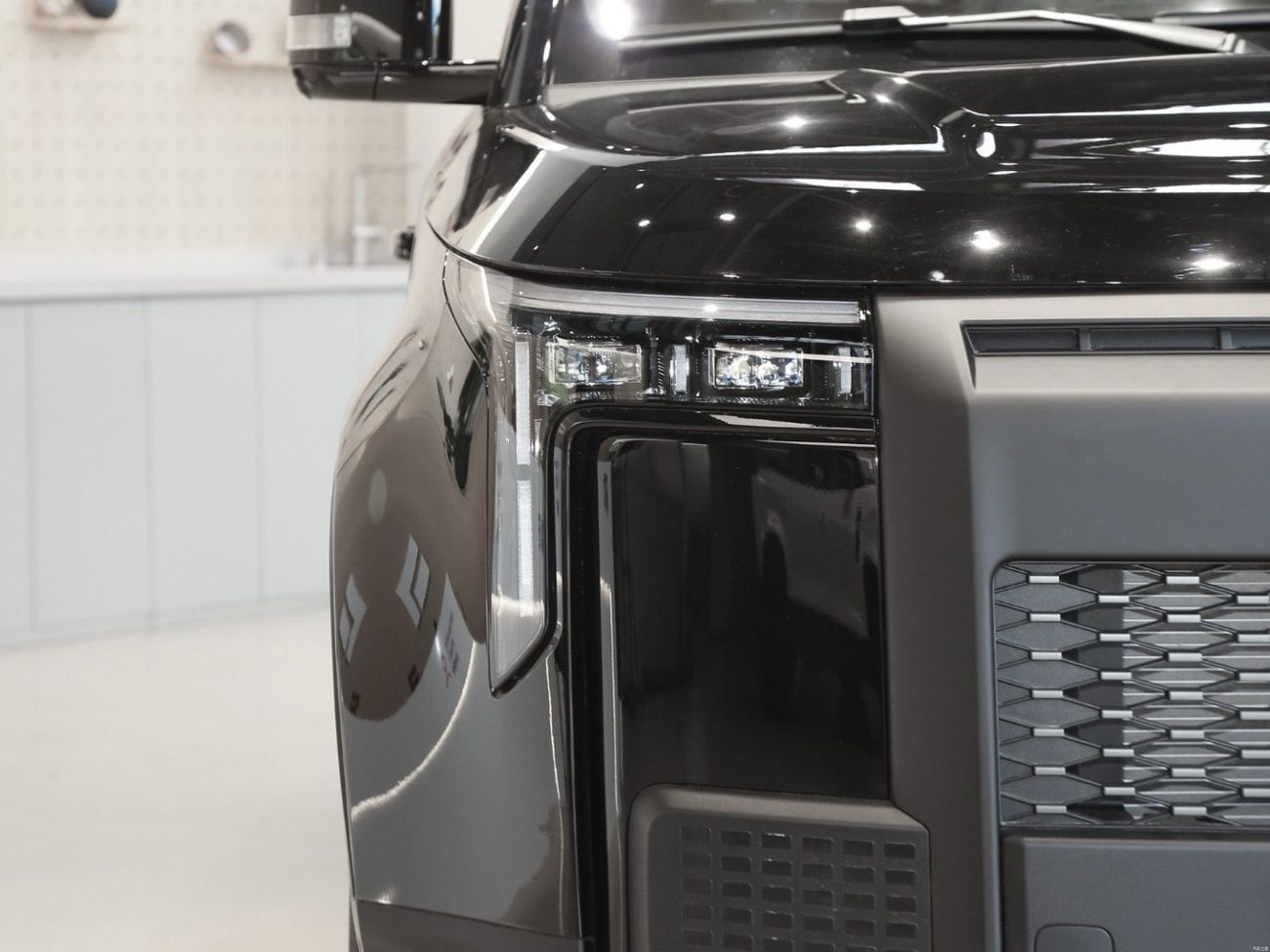 ROX 01 ROX01 2025 – Long Range, 6-Seater VIP Edition with kitchen