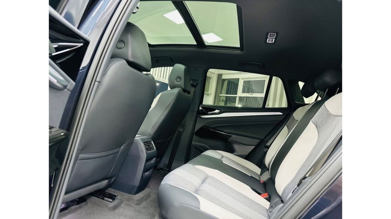 Volkswagen ID.4 Original paint .. Pure Plus .. Panoramic Roof ..