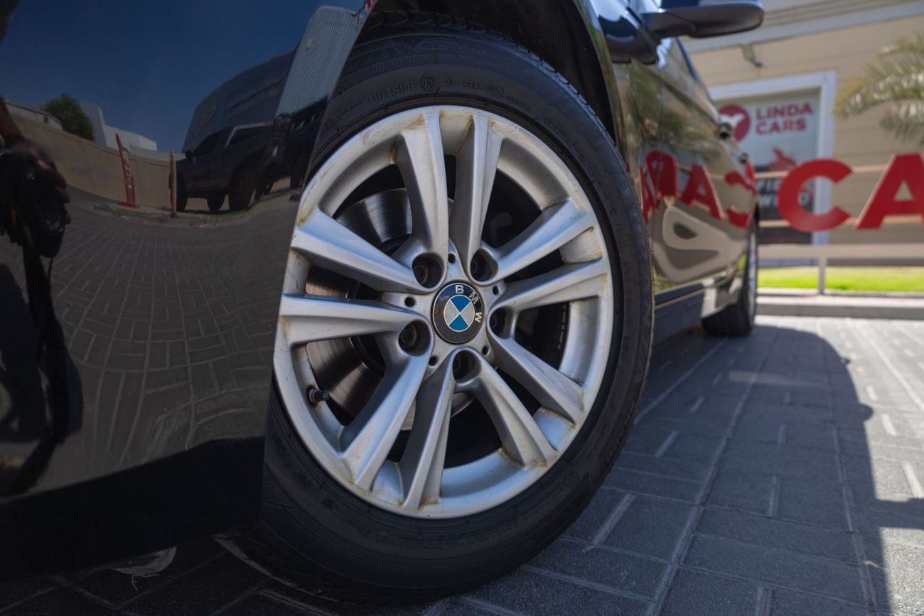 BMW 318i BMW 318i Executive 2018 GCC under Warranty with Flexible Down-Payment.