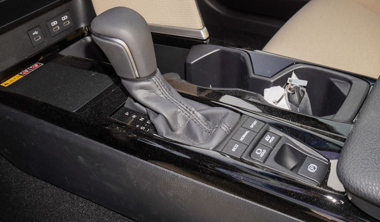 Toyota Camry LE  HEV 2.5L HYBRID