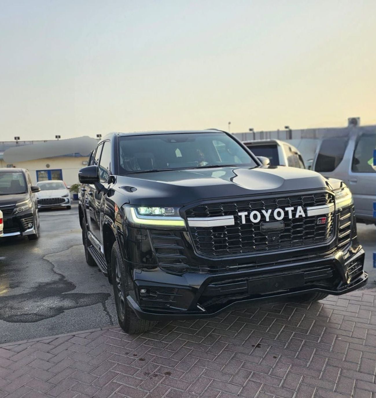 تويوتا لاند كروزر Toyota landcruise 2022MODEL twin turbo Gr sports 3.5 petrol v6 Colour Black Interior Red push start 